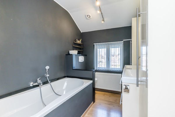 Foto - Verkocht onder voorbehoud: Verrassend ruime en instapklare gezinswoning met diepe zonnige tuin in Hoensbroek
